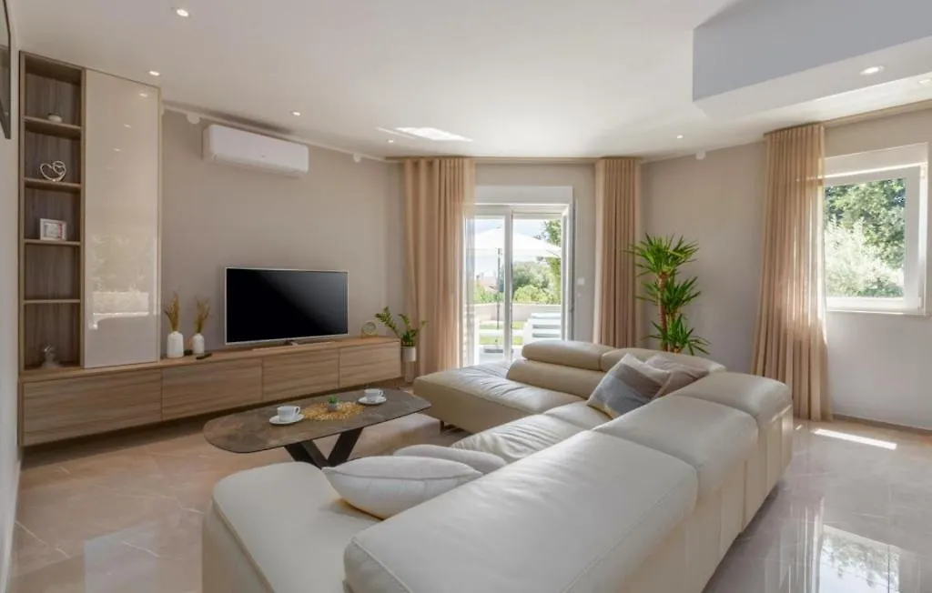 Villa Cissa By Villas Guide ペロイ